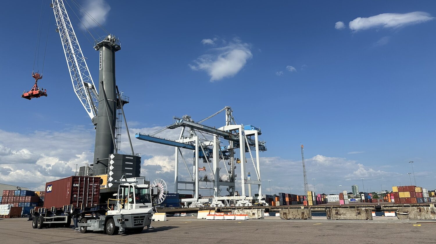 Easymile Introduces Driverless Terminal Tractor At Port Of Helsingborg